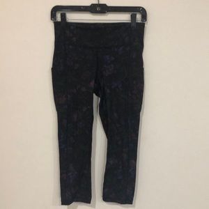 Lululemon multi color floral pattern Fast & Free crops sz 6 19” inseam